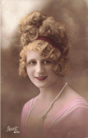 FANTAISIES - Femmes - Femme Souriante - Collier En Robe - Colorisé - Carte Postale Ancienne - Vrouwen