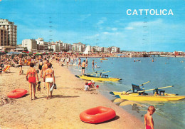 ITALIE - Cattolica - Plage - Animé - Parasols - Kayaks - Carte Postale - Rimini