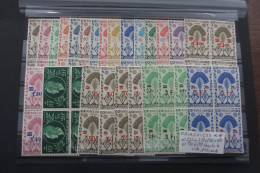 MADAGASCAR N°265 à 278/286 à 288/290 à 297 EN BLOCS DE 4 NEUF** COTE 112 EUROS VOIR SCANS - Unused Stamps