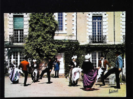 ► Groupe Folklorique Costumes D Anjou Chateau De Varennes 31    -  Danse " La Guimbarde" - Tänze