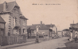 F17-41) DROUE (LOIR ET CHER) RUE DE LA GARE ET GARE  - ANIMEE - HABITANTS - ( 2 SCANS ) - Droue