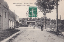 60) GRANDVILLIERS (OISE) CAFE ROUARD - LE PONT DU CHEMIN DE FER - ANIMEE - HABITANTS  - Grandvilliers