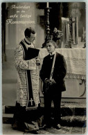 39274701 - Priester Junge Kerze Altar - Kommunion