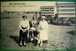 CPA BELGIQUE BLANKENBERGHE Animée HOMME ET 2 FEMMES CABINES DE PLAGE SUR ROUES PHOTOTYPIE M. MARCOVICI - Blankenberge