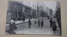 MAYENNE RUE DE BEAUDAIS AU BON MARCHE - Mayenne