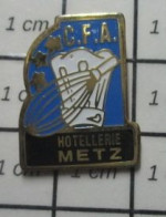 713H Pin's Pins / Beau Et Rare : ALIMENTATION / FOUET TOQUE CFA HOTELLERIE METZ - Levensmiddelen