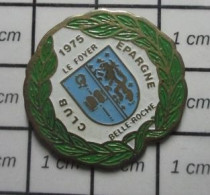 713c Pin's Pins / Beau Et Rare : ASSOCIATIONS / 1975 LE FOYER CLUB EPARGNE BELLE-ROCHE - Asociaciones