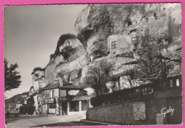 D24 - LES EYZIES - LA VALLÉE DE LA DORDOGNE - La Mairie - CPM Dentelée Grand Format En Noir Et Blanc   - Les Eyzies