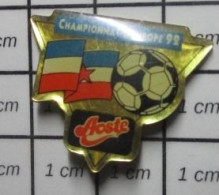 713c Pin's Pins / Beau Et Rare / SPORTS / FOOTBALL CHAMPIONNAT D'EUROPE 1992 ANGLETERRE DRAPEAU YOUGOSLAV Variante AOSTE - Football