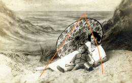 Studiofoto, Surrealisme. Dame En Kind In De Duinen. Blankenberge. Dame Et Enfant Dans Les Dunes - Blankenberge