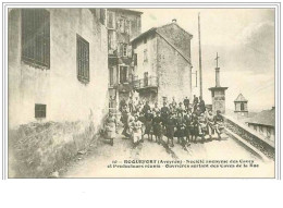 12.ROQUEFORT.SOCIETE ANONYME DES CAVES ET PRODUCTEURS REUNIS.OUVRIERES SORTANT DES CAVES DE LA RUE - Roquefort