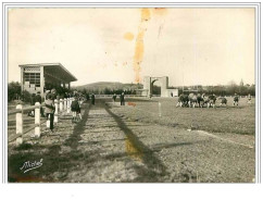 19.EGLETONS.STADE MUNICIPAL.TACHES+++.CPSM - Egletons