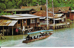 Asie > Thaïlande A View Of A Group Of Villagers Houses Near A Canal - Tailandia