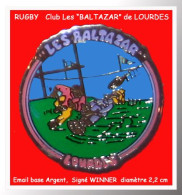 SUPER PIN'S "thème RUGBY" Les BALTAZAR" Club De LOURDES, En émail Base ARGENT, Vernissé, Diamètre 2cm - Rugby