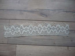 Ancien  Ruban En Dentelle  - Vintage - Fait Main - Spitzen Und Stoffe