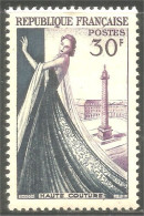 339 France Yv 941 Mannequin Robe MNH ** Neuf SC (941-1c) - Other & Unclassified