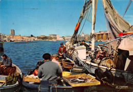 13 MARSEILLE   Le Vieux Port  Retour De Pêche  (Scan R/V) N°   11   \OA1035 - Vieux Port, Saint Victor, Le Panier