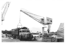 Bangui  Photo  1967 Les Camions Et Les Grues Au Port  République Centrafricaine    (Scan R/V) N°   26   \OA1041 - Zentralafrik. Republik