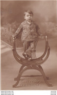 ORAN - ALGERIE - CARTE PHOTO J. SPORTES - LE JEUNE GARCON ORANAIS FRANCOIS ASSANTE SUR UN FAUTEUIL DAGOBERT - 2 SCANS - Niños