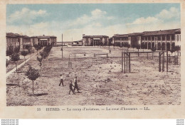 L15-13) ISTRES - LE CAMP D 'AVIATION - LA COUR D ' HONNEUR  - ANIMEE -  ( 2 SCANS ) - Istres