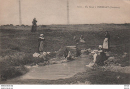 L18-29) OUESSANT (FINISTERE) UN  DOUE  - ANIMEE - LAVANDIERES - LAVEUSES - ( 2 SCANS ) - Ouessant