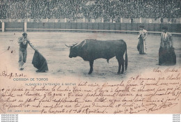 L11- CORRIDA DE TOROS - ALGABENO ENTRANDO A MATAR - BORDEAUX EN 1902 -  ( 2 SCANS ) - Corridas