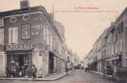 31) SAINT GAUDENS - HAUTE GARONNE - ENTREE DE LA RUE DE LA REPUBLIQUE - EPICERIE - HABITANTS - MILITAIRES -2 SCANS - Saint Gaudens