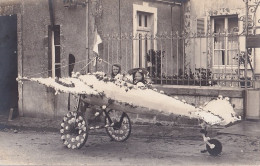 50) SAINT PIERRE EGLISE - CARTE PHOTO - CAVALCADE DE ST. PIERRE - AVION FLEURIES - DEVANT E. MARIE  VINS & SPRITUEUX  - Saint Pierre Eglise