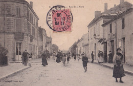 I24-47) TONNEINS - RUE DE LA GARE -  ANIMEE - HABITANTS - EN 1906 - Tonneins