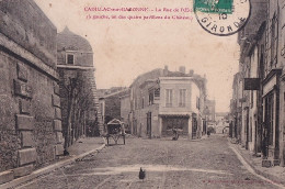 33) CADILLAC SUR GARONNE - LA RUE DE L'OEUILLE - A GAUCHE , UN DES QUATRE PAVILLONS DU CHATEAU - EN 1910 - Cadillac