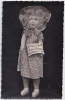 A8- JOUET - POUPEE - CARTE PHOTO - JE DIS MAMAN - PETITE MAMAN VIENS VITE ME CHERCHER - ( 2 SCANS ) - Autres & Non Classés