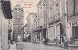 A4-82) AUVILLARS  -  AUVILLAR - RUE DE L ' HORLOGE - TOUR - ANIMEE - TABAC - HABITANTS - EN 1906 - ( 2 SCANS ) - Auvillar