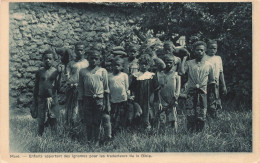 NOUVELLE CALEDONIE - Maré - Enfants Apportant Des Ignames Pour Les Traducteurs De La Bible - Carte Postale Ancienne - New Caledonia