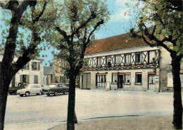 60 - Boran Sur Oise - La Place - Automobiles - CPM - Voir Scans Recto-Verso - Boran-sur-Oise