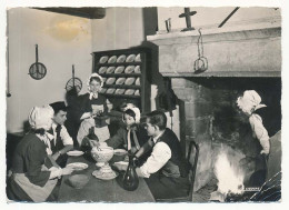 CPSM Dentelée 10.5 X 15 Folklore Franc-Comtois Les Gaudes, Spécialité Au Repas Du Soir Cheminée Vaisselier - Franche-Comté