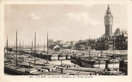 Calais * Le Bassin Richelieu Et L'hôtel De Ville * Péniche Batellerie Péniches Barge Chaland - Calais