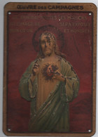 Ancienne Plaque De Porte Religieuse En Tôle Emboutie 11.50 Cm  X 16.50 Cm (oeuvre Des Campagnes ) - Religious Art