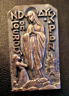 Belle Broche Religieuse Milieu XXe "Notre-Dame De Lourdes" Graveur: Fernand Py - Religious Brooch - Religión & Esoterismo