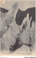 AJKP7-0663 - SPORT - PYRAMIDES DE GLACE - ROUTE DU MONT-BLANC ALPINISME CHAMONIX - Alpinisme