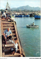 AJKP6-0629 - PECHE - LE PAYS BASQUE - SAINT-JEAN-DE-LUZ - LE PORT DANS LE FOND - LA RHUNE  - Pesca