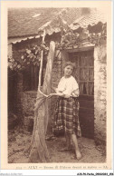 AJKP6-0613 - PECHE - AULT - FEMME DE PECHEUR DEVANT SA MAISON  - Visvangst