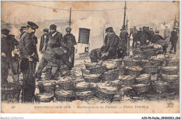 AJKP6-0568 - PECHE - BOULOGNE-SUR-MER - DECHARGEMENT DU POISSON  - Pêche