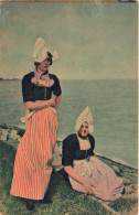 FOLKLORE - Costumes - Volendam - Jeunes Femmes - Carte Postale Ancienne - Costumes