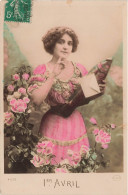 FETES ET VOEUX - 1er Avril - Une Femme Tenant Un Poisson - Colorisé - Carte Postale Ancienne - 1 April (aprilvis)