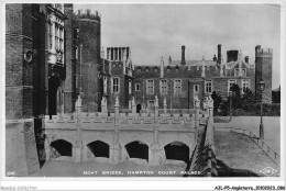 AJLP5-ANGLETERRE-0443 - Moat Bridge - Hampton Court Palace - Hampton Court