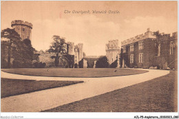 AJLP5-ANGLETERRE-0440 - The Courtuard - Warwick Castle - Warwick