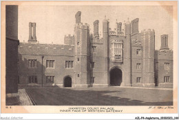 AJLP4-ANGLETERRE-0373 - Hampton Court Palace - Inner Face Of Xestern Gateway - Southampton