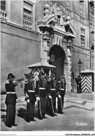 AJDP10-MONACO-1046 - PRINCIPAUTE DE MONACO - La Garde Princière Devant Le Palais  - Palais Princier