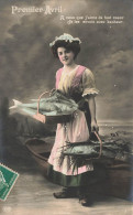 FETES ET VOEUX - 1er Avril - Une Femme Avec Des Paniers De Poissons - Colorisé - Carte Postale Ancienne - 1er Avril - Poisson D'avril