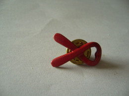 PIN'S PINS PIN PIN’s ピンバッジ  RUBAN ROUGE LUTTRE CONTRE LE SIDA - Associazioni